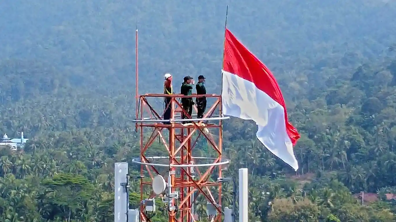 Puslatpurmar 8 Teluk Ratai Kibarkan Merah Putih di Puncak Menara Telkomsel 74 Meter di Pesawaran