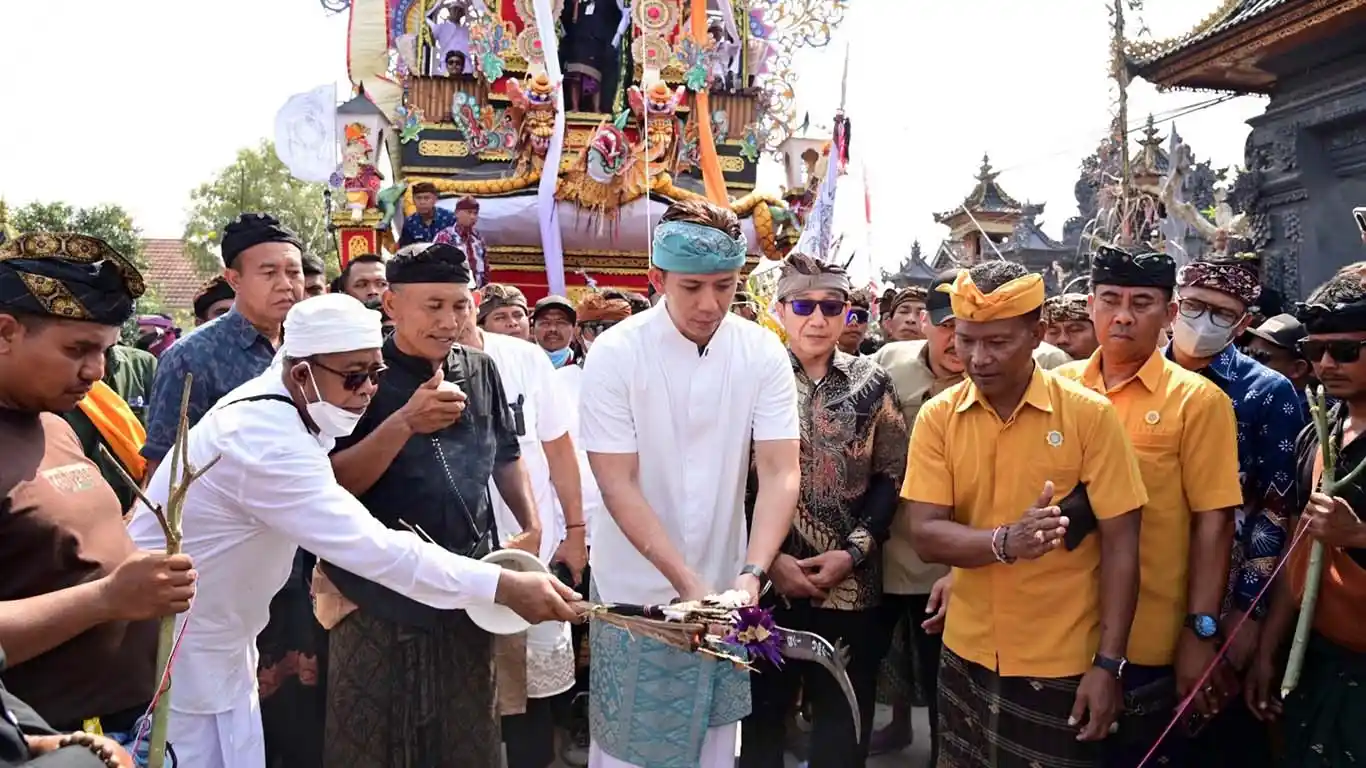 Ribuan Warga Padati Ngaben Massal Balinuraga, Bupati Egi Tegaskan Komitmen Lestarikan Warisan Budaya
