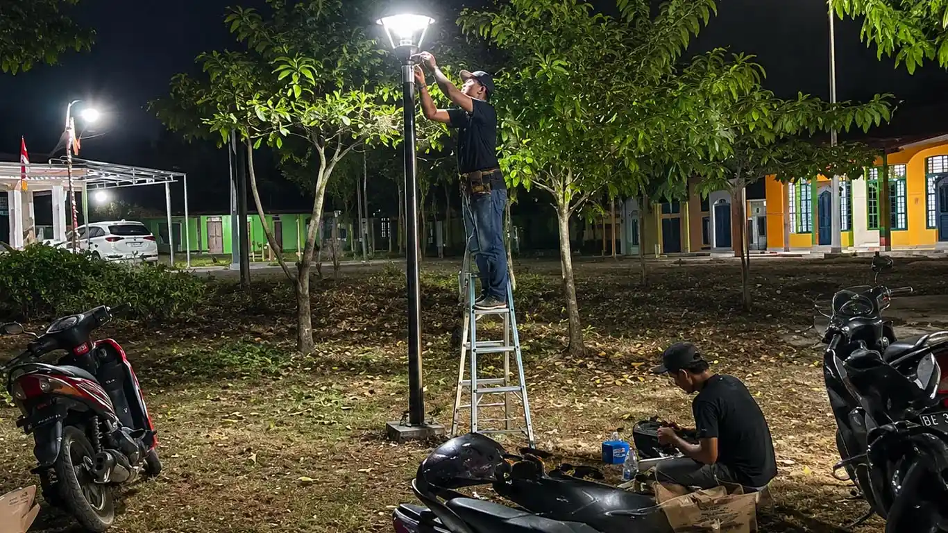 Sambut HUT RI ke-81 Kecamatan Padang Ratu Pasang Lampu Jalan di Lapangan Merdeka