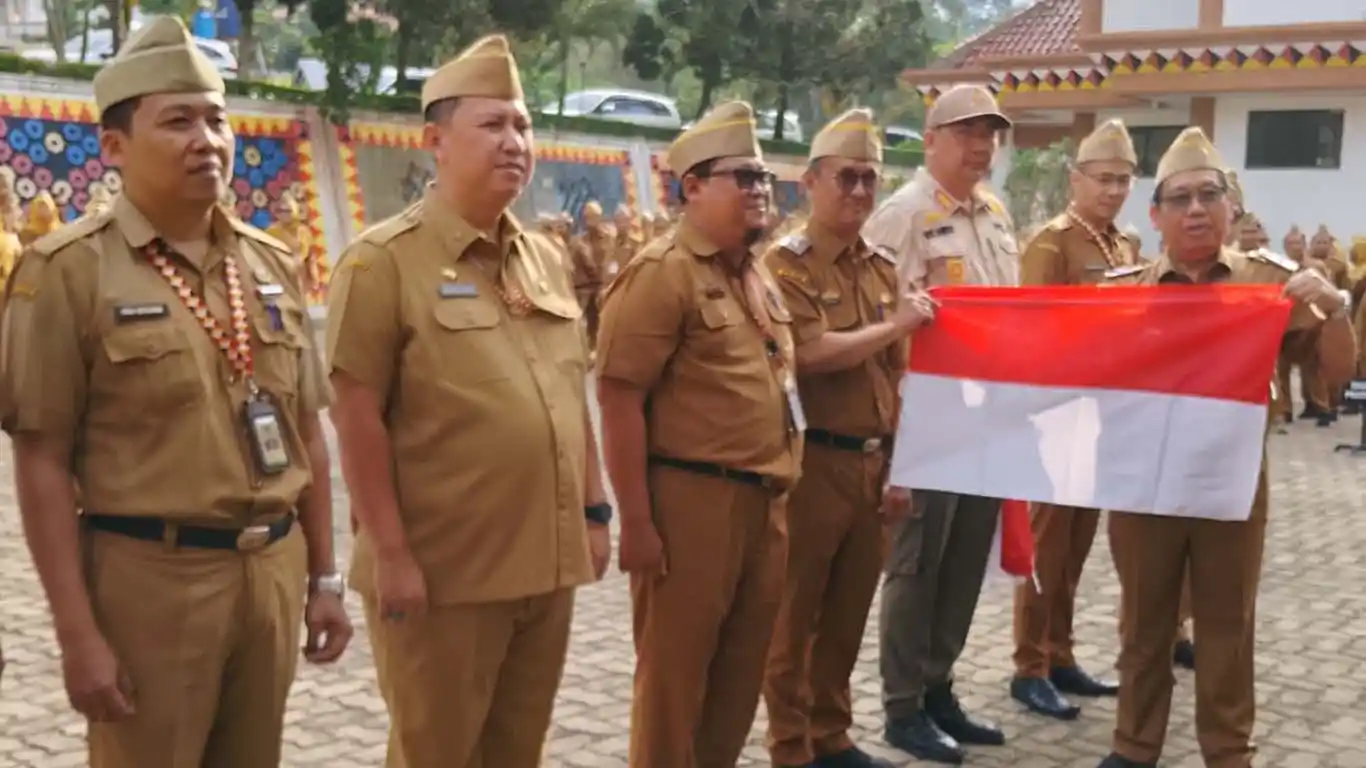 Sekda Tanggamus Canangkan Gerakan Pembagian Bendera Merah Putih 2026