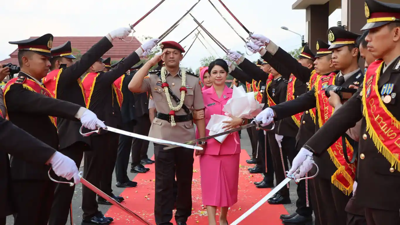 Suasana Haru Iringi Pelepasan AKBP M. Yunnus Saputra dari Polres Pringsewu