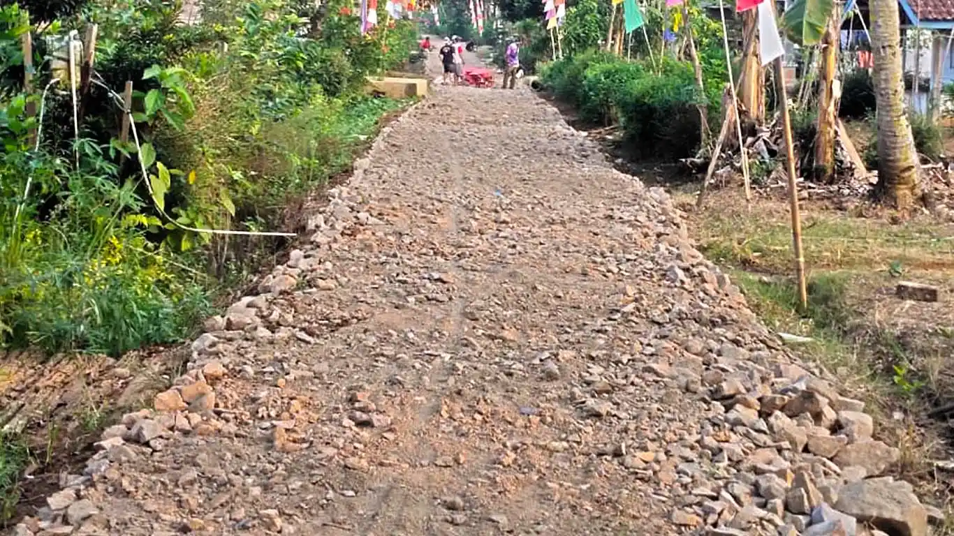 Warga Batu Saeng Patungan Perkeras Jalan Jelang HUT RI ke-81