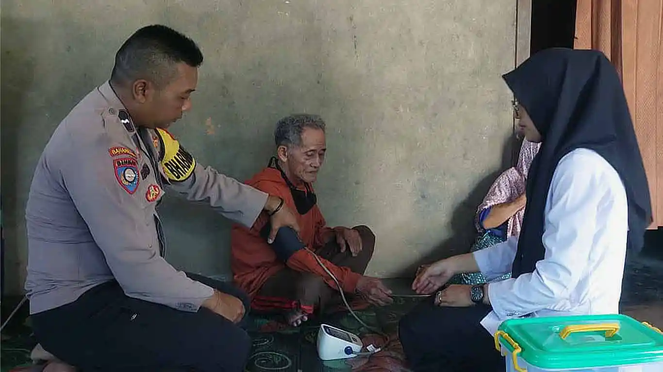 Bhabinkamtibmas Polsek Bangunrejo Sapa Lansia dari Rumah ke Rumah