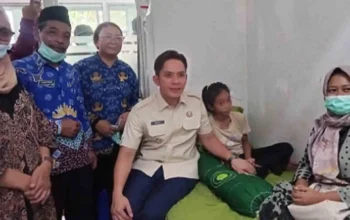 Bupati Lampung Selatan Jenguk Siswa MI Ma’arif yang Diduga Keracunan Usai Konsumsi MBG