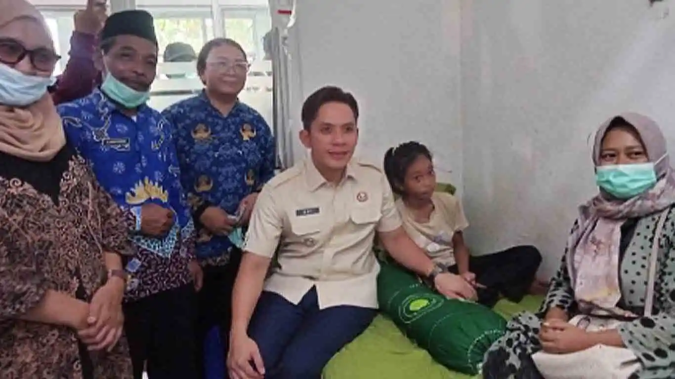 Bupati Lampung Selatan Jenguk Siswa MI Ma’arif yang Diduga Keracunan Usai Konsumsi MBG