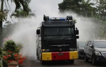 Polres Tanggamus Bersihkan Abu Vulkanik, Antisipasi Dampak Erupsi Gunung Anak Krakatau