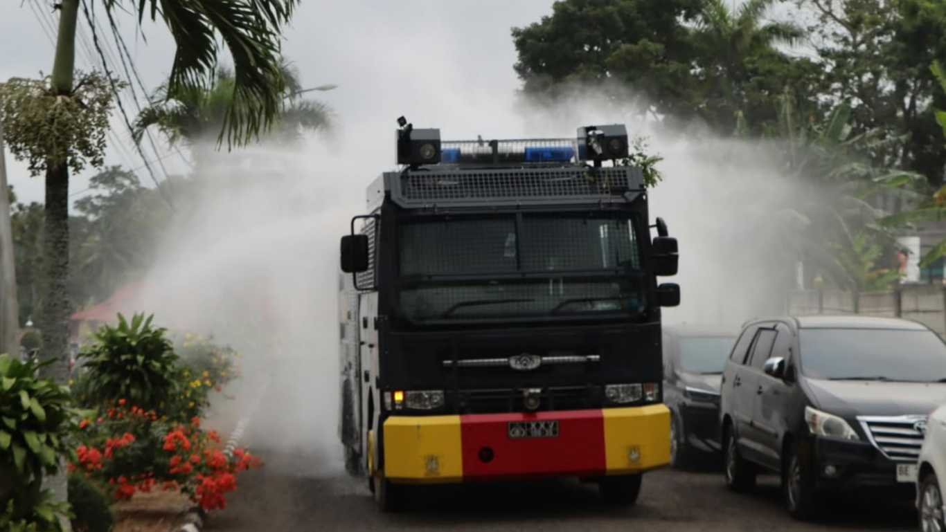 Polres Tanggamus Bersihkan Abu Vulkanik, Antisipasi Dampak Erupsi Gunung Anak Krakatau