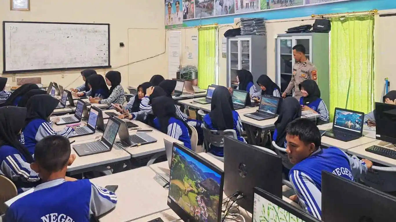 Polres Muratara Edukasi Pelajar SMAN Rupit Bijak Gunakan AI