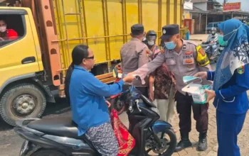 Polres Tanggamus Bagikan Masker kepada Warga Terdampak Abu Vulkanik Anak Krakatau