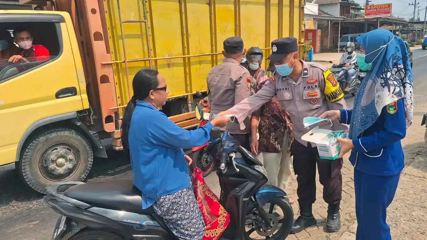 Polres Tanggamus Bagikan Masker kepada Warga Terdampak Abu Vulkanik Anak Krakatau