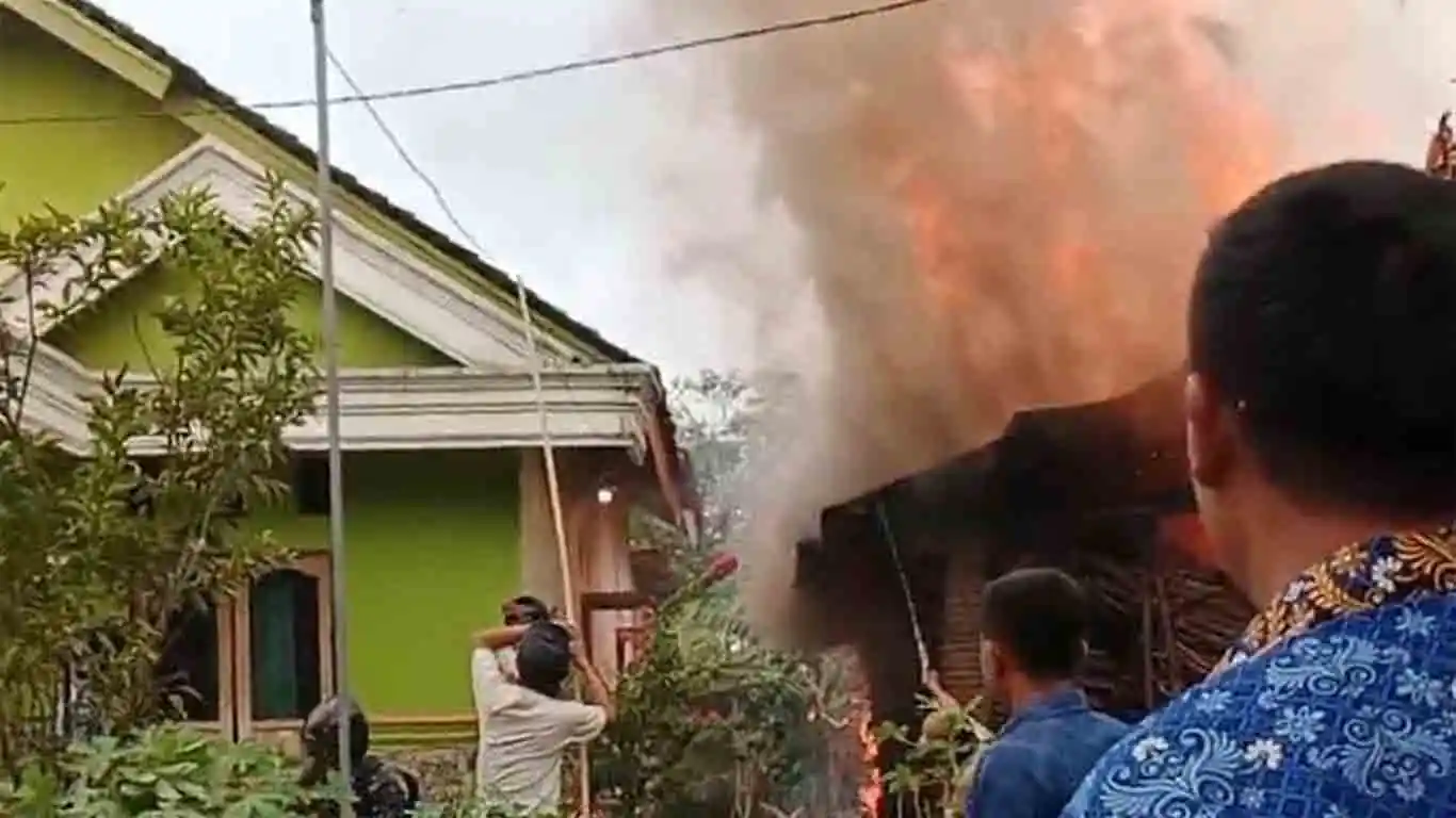 Rumah Warga di Pubian Lampung Tengah Ludes Terbakar, Diduga Api Berasal dari Pembakaran Sampah