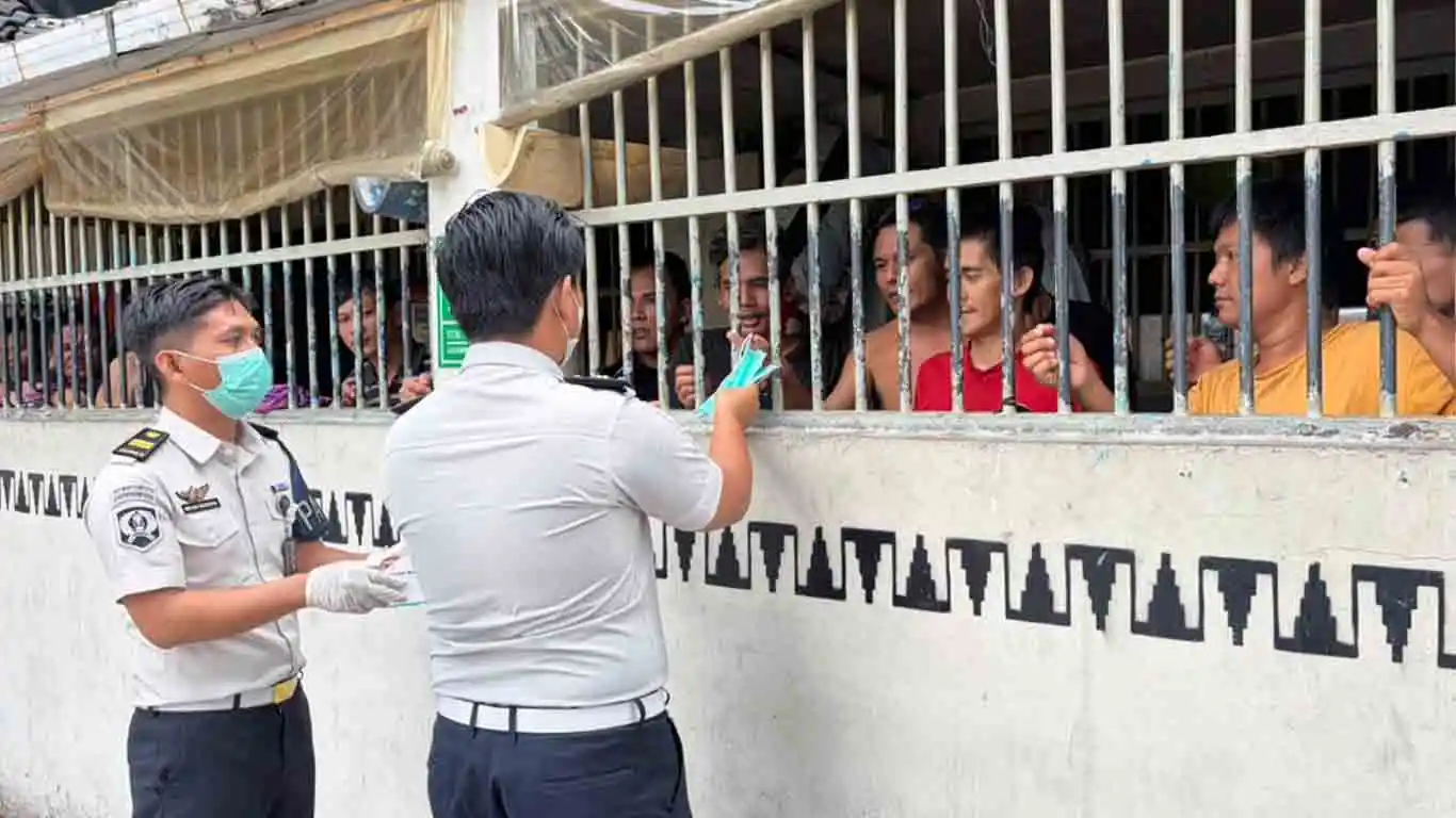 Rutan Kota Agung Bagikan Masker kepada Warga Binaan Antisipasi Abu Vulkanik