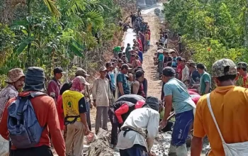 Warga Sinar Jawa Gotong Royong Cor Jalan Tanjakan, Material Dibeli dari Swadaya Masyarakat