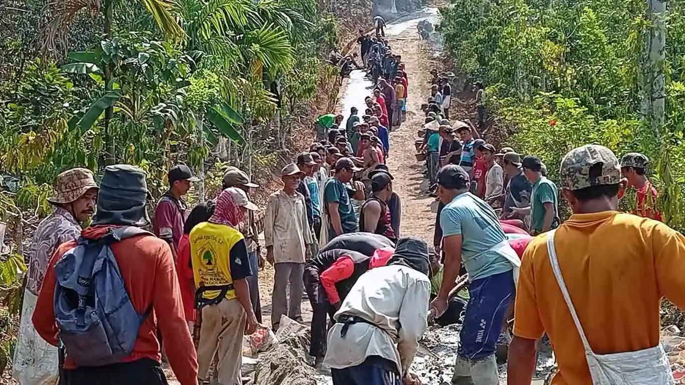 Warga Sinar Jawa Gotong Royong Cor Jalan Tanjakan, Material Dibeli dari Swadaya Masyarakat