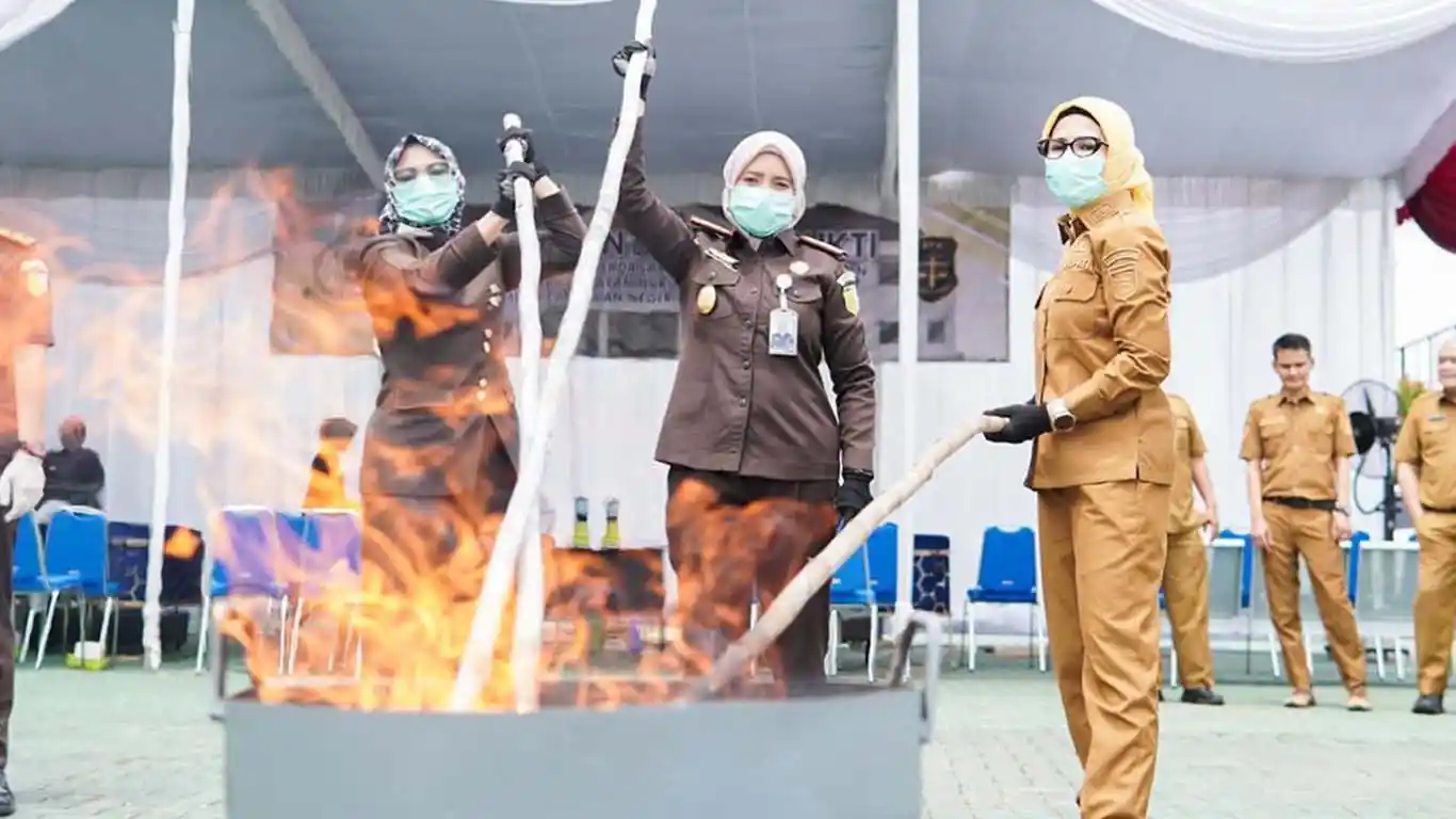 Bersama Kejari Pesawaran, Bupati Nanda Ikut Musnahkan Barang Bukti 47 Perkara, Ada Sabu dan Senpi