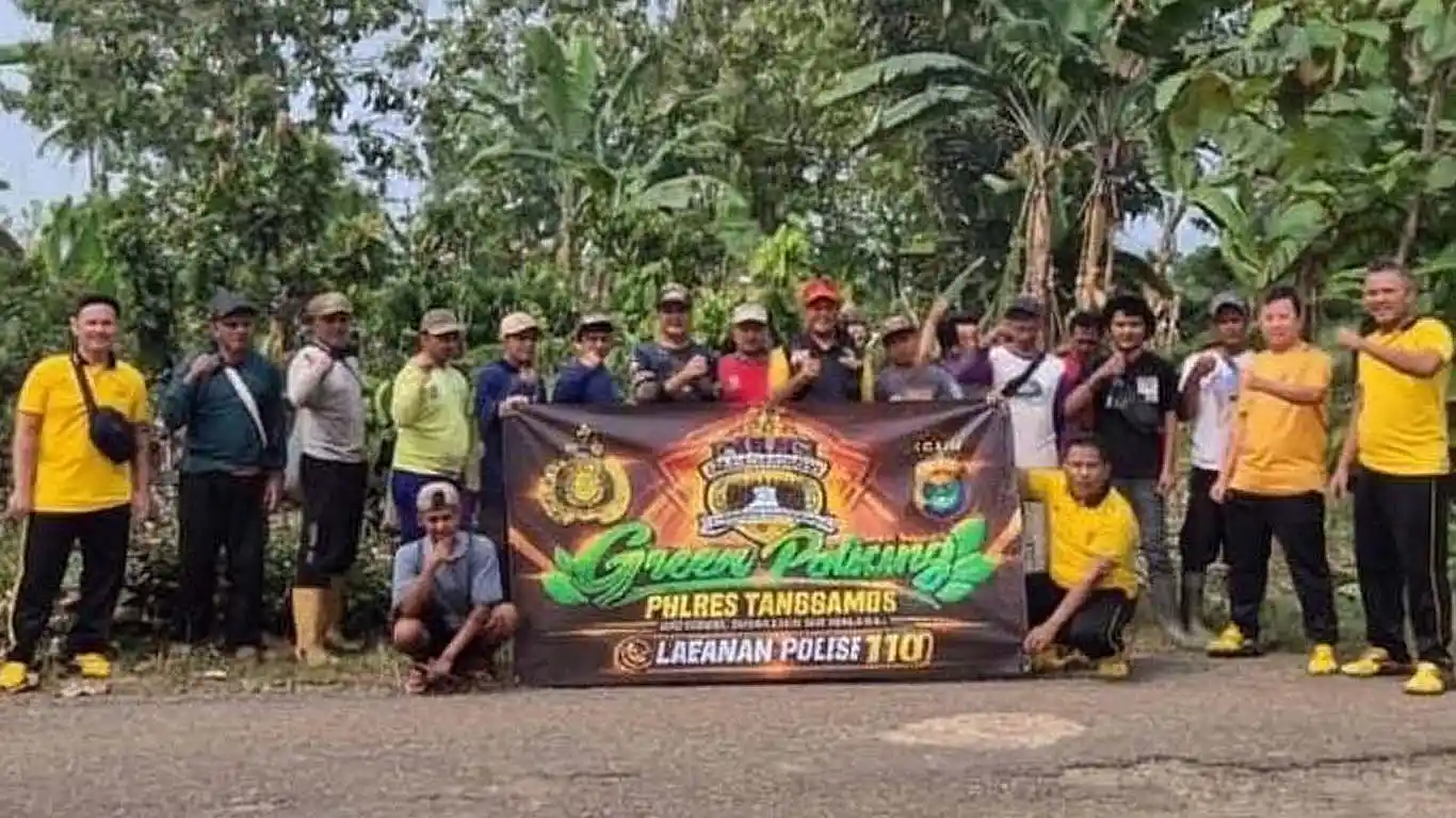 Green Policing, Polsek Pulau Panggung dan Warga Bersihkan Jalan serta Angkut Sampah