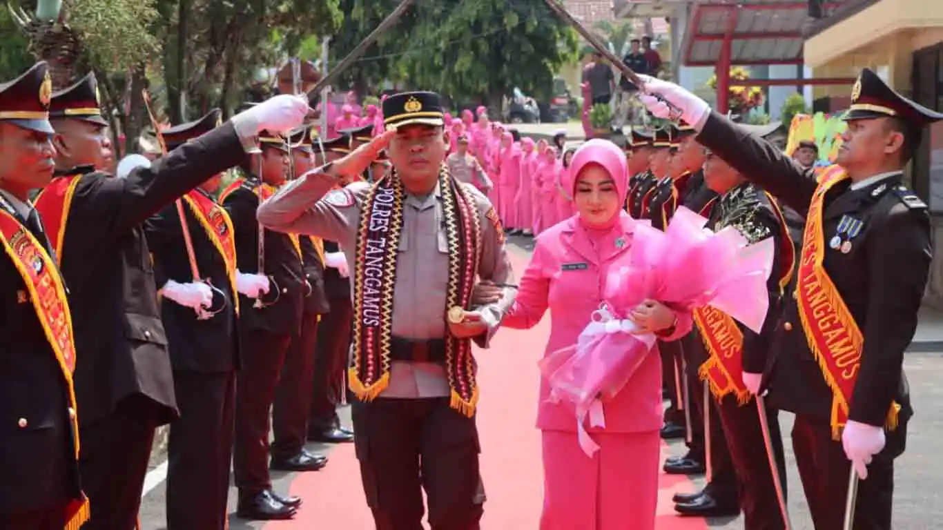 Kapolres Tanggamus Baru Tiba, Disambut Tari Siger Pangunten dan Tradisi Pedang Pora