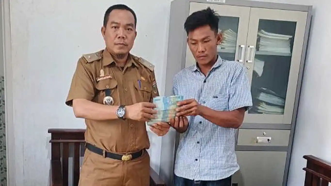 Kepala Kampung Negeri Kepayungan Salurkan Bantuan Korban Kebakaran, Warga Minta Jembatan Dusun 5 Dibangun