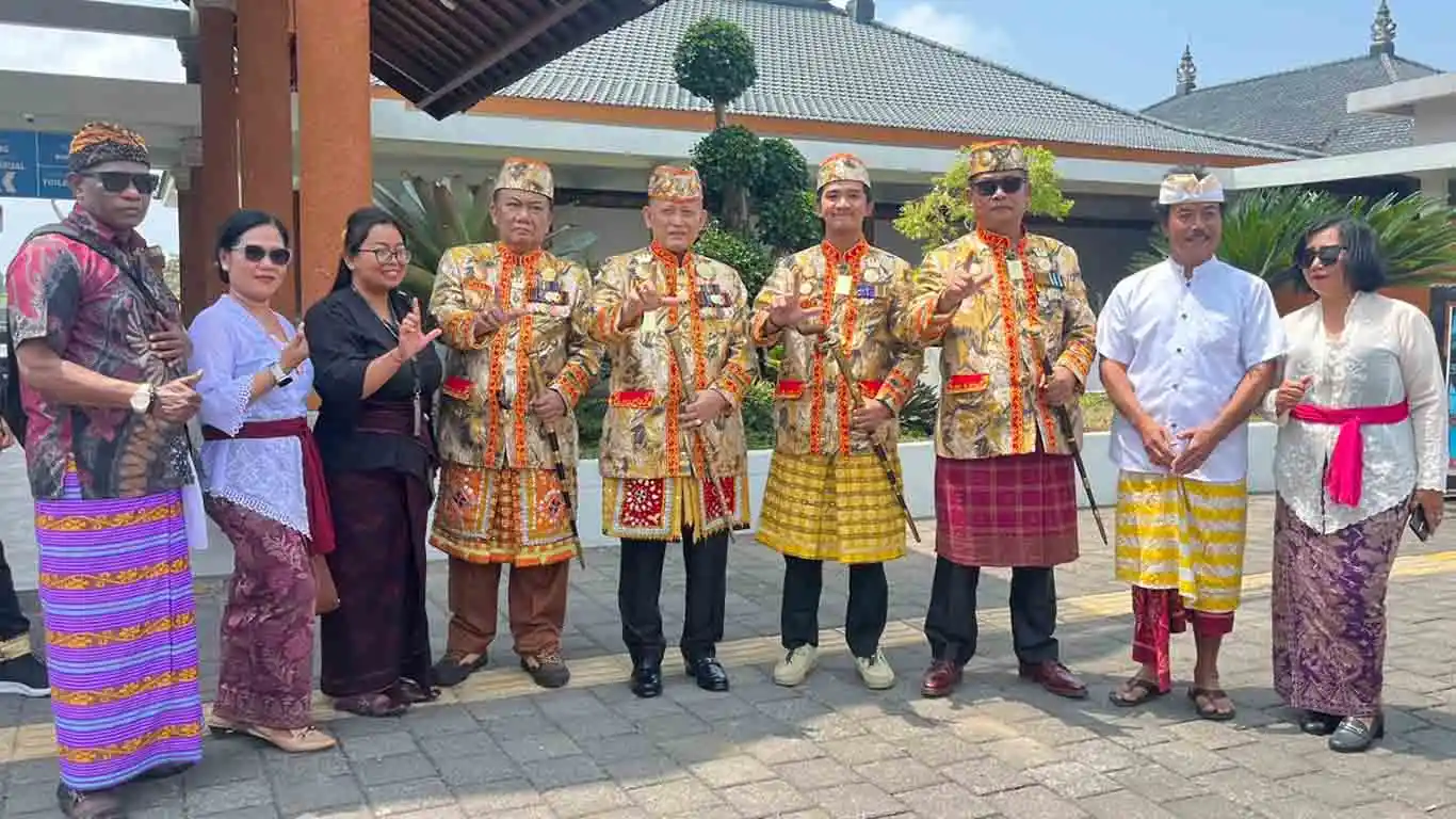 Kunjungi Pura Agung Besakih, Ike Edwin Dorong Pelestarian Budaya dan Kerukunan Bangsa