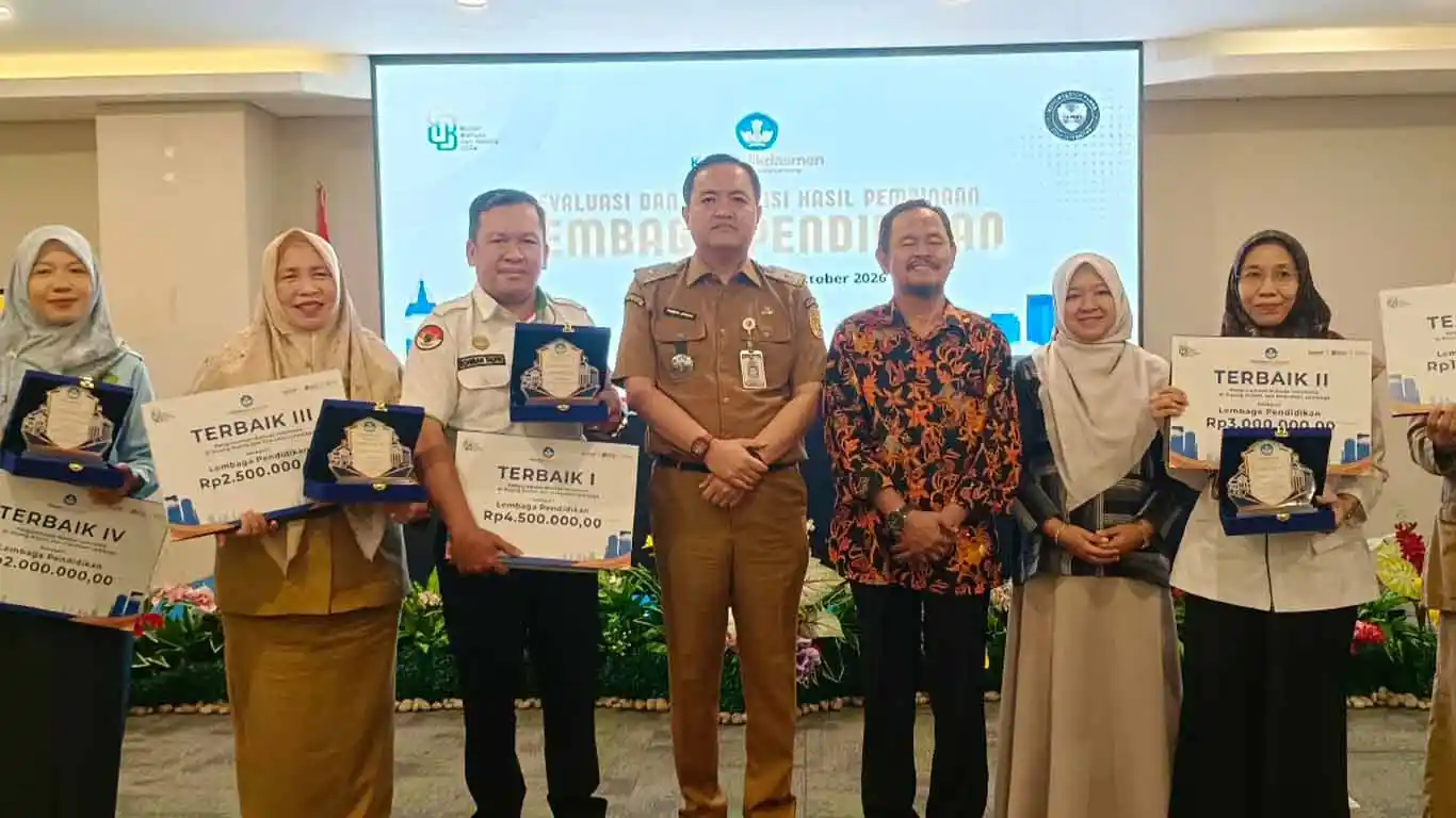 MTs Negeri 1 Pringsewu Raih Terbaik I Penggunaan Bahasa Indonesia di Ruang Publik