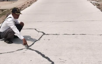 Proyek Jalan Rabat Beton Rp2,4 Miliar di Lampung Selatan Rusak Parah, Warga Desak Bongkar dan Minta Bupati Turun Tangan