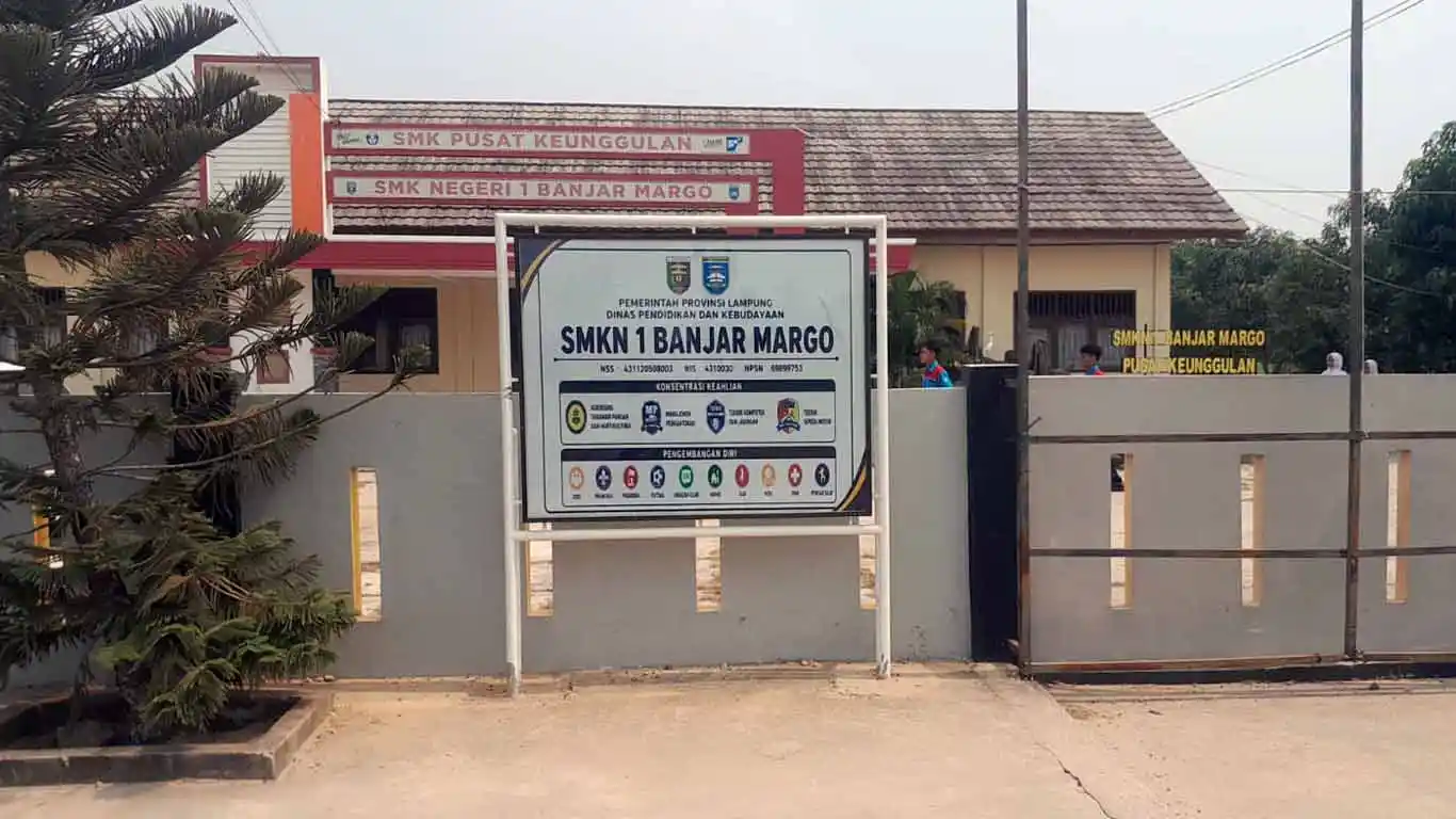 Tabrak UU Pers dan UU KIP, Oknum Kepsek SMKN 1 Banjar Margo Gembok Pintu Bagi Awak Media