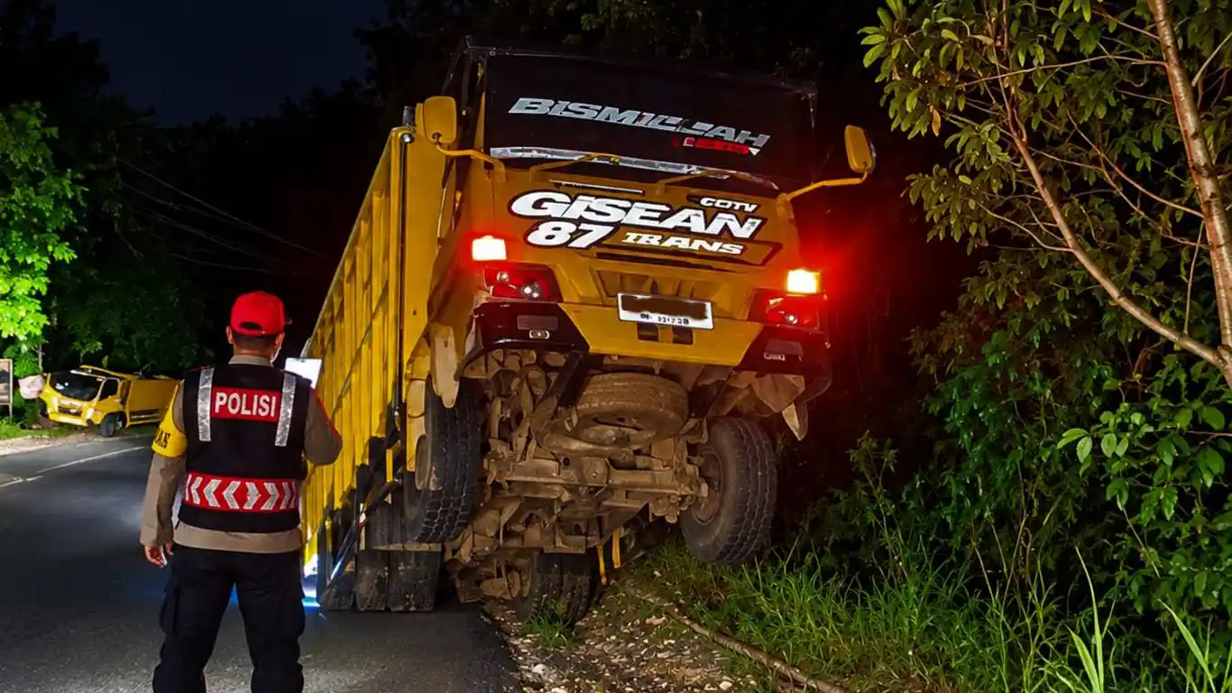 Truk Bermuatan Besi Kesulitan Lewati Leter S Tanggamus, Polisi Turun Tangan
